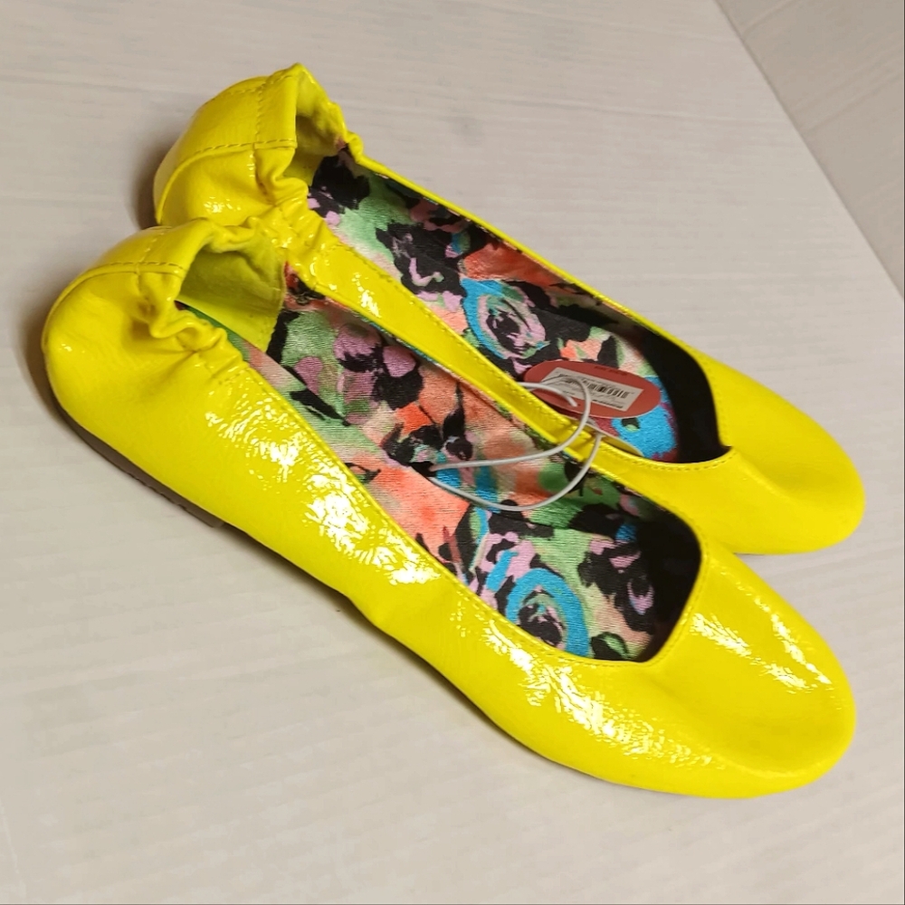*runs small* Neon Faux Leather Flats 💛💚